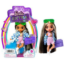 Charger l'image dans la galerie, Poupée Barbie Extra Mini tenue à carreaux