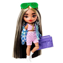 Charger l'image dans la galerie, Poupée Barbie Extra Mini tenue à carreaux