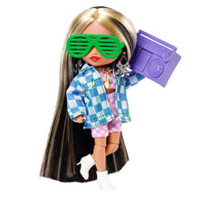 Charger l'image dans la galerie, Poupée Barbie Extra Mini tenue à carreaux