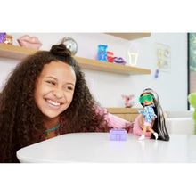 Charger l'image dans la galerie, Poupée Barbie Extra Mini tenue à carreaux