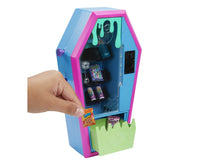 Charger l'image dans la galerie, Monster High Coffret Salle des Élèves Meubles Et Accessoires À Thème pour Maison De Poupée 2 Animaux Et 1 Distributeur Automatique