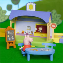 Charger l'image dans la galerie, Hasbro Circuit en ville de Peppa Pig avec figurine de Peppa