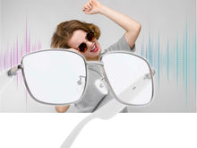 Charger l'image dans la galerie, "Lunettes connectées Mogie. - Modèle Lyra - Branches blanches avec verres photochromiques . Branche tactile - Gestion playlist et appels - Bluetooth - Assistant vocal - Anti lumière bleue - Monture : Grise métalisée mate"