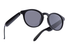 Charger l'image dans la galerie, Lunettes connectées Mogie. - Modèle Eos - Branches noires avec monture noire et verres solaires polarisés Branche tactile . - Verres solaires polarisés - Branche tactile - Gestion playlist et appels Bluetooth - Assistant vocal