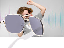 Charger l'image dans la galerie, Lunettes connectées Mogie. - Modèle Thalos - Branches blanches avec monture dorée et verres solaires polarisés Branche tactile . - Verres solaires polarisés - Gestion playlist et appels - Bluetooth - Assistant vocal - Monture : Doré