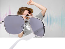 Charger l'image dans la galerie, Lunettes connectées Mogie blanches avec monture argentée mate et verres solaires polarisés Branche tactile - Verres solaires polarisés - Branche tactile - Gestion playlist et appels - Bluetooth - Assistant vocal - Monture : Grise métalisée mate