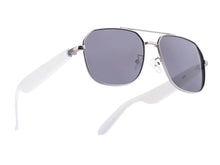 Charger l'image dans la galerie, Lunettes connectées Mogie blanches avec monture argentée mate et verres solaires polarisés Branche tactile - Verres solaires polarisés - Branche tactile - Gestion playlist et appels - Bluetooth - Assistant vocal - Monture : Grise métalisée mate