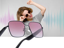 Charger l'image dans la galerie, Lunettes connectées Mogie. - Modèle Nyra - Branches noires avec monture noire et verres solaires polarisés Branche tactile - Verres solaires polarisés - Gestion playlist et appels '- Bluetooth - Assistant vocal Monture Noire Verres teintés rose