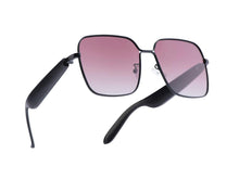 Charger l'image dans la galerie, Lunettes connectées Mogie. - Modèle Nyra - Branches noires avec monture noire et verres solaires polarisés Branche tactile - Verres solaires polarisés - Gestion playlist et appels '- Bluetooth - Assistant vocal Monture Noire Verres teintés rose