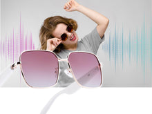 Charger l'image dans la galerie, Lunettes connectées Mogie. - Modèle Nyra - Branches blanches avec monture or rose et verres solaires polarisés Branche tactile - Verres solaires polarisés - Gestion playlist et appels Bluetooth - Assistant vocal Monture : Or rose - Verres teintés rose