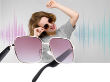 Charger l'image dans la galerie, Lunettes connectées Mogie. - Modèle Nyra - Branches noires avec monture or rose et verres solaires polarisés Branche tactile - Verres solaires polarisés - Gestion playlist et appels Bluetooth - Assistant vocal Monture : Or rose - Verres teintés rose