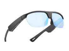 Charger l'image dans la galerie, Lunettes connectées Mogie. - Modèle Atlas - Branches noires avec monture noire et verres solaires teintés bleu Branche tactile - Verres solaires - Gestion playlist et appels Bluetooth - Assistant vocal Monture Noire - Verres : Teintés Bleu