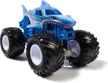Charger l&#39;image dans la galerie, SPIN MASTER Monster Jam Supercharge Speedway avec Megalodon et Crazy Bull
