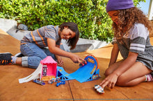 Charger l'image dans la galerie, HOT WHEELS Coffret Skate Skatepark Pack Attractions, 1 Fingerboard Tony Hawk
