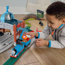 Charger l'image dans la galerie, Fisher Price Thomas et Ses Amis Coffret Lancement de tonneaux motorisé avec Locomotive motorisée Classique et Wagon de Chargement, 5,5 mètres de Piste
