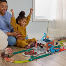 Charger l'image dans la galerie, Fisher Price Thomas et Ses Amis Coffret Lancement de tonneaux motorisé avec Locomotive motorisée Classique et Wagon de Chargement, 5,5 mètres de Piste
