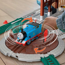 Charger l'image dans la galerie, Fisher Price Thomas et Ses Amis Coffret Lancement de tonneaux motorisé avec Locomotive motorisée Classique et Wagon de Chargement, 5,5 mètres de Piste
